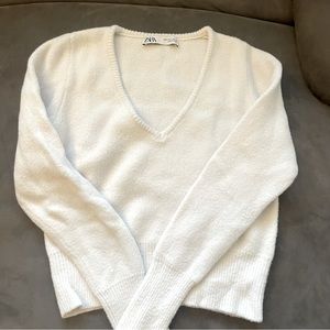 Zara fuzzy white fitted vneck sweater small